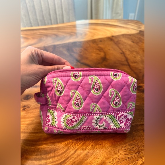 VERA BRADLEY BERMUDA PINK COSMETIC BAG
BRAND NEW/ NEVER USED
NO TAGS - Picture 6 of 9